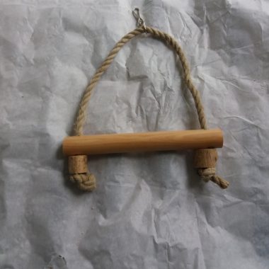 balançoire en bois avec corde