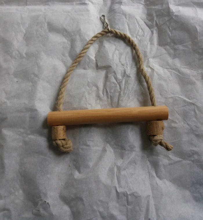 balançoire en bois avec corde